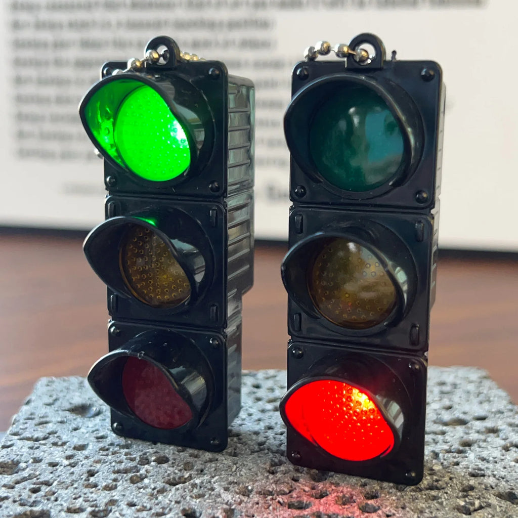 1/2Pcs Simulation Electronic Traffic Light Keychain Pendant Mini Pedestrian Light LED Light-emitting