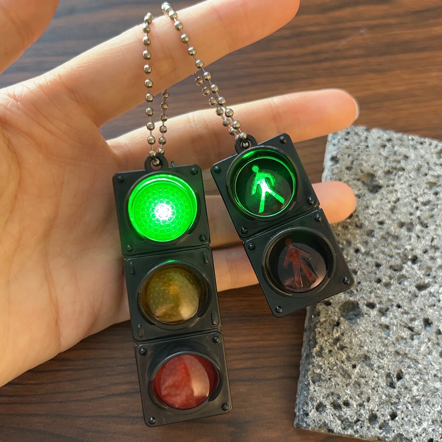 1/2Pcs Simulation Electronic Traffic Light Keychain Pendant Mini Pedestrian Light LED Light-emitting